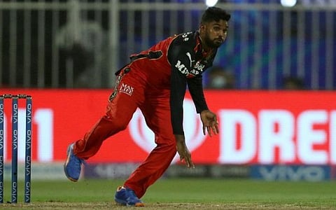 IPL Auction 2022 | இலங்கை வீரர் ஹசரங்காவை ரூ.10.75 கோடிக்கு ஏலத்தில் எடுத்தது பெங்களூரு!  | முழுப் பட்டியல்