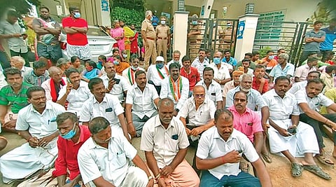 நாகர்கோவில் அருகே பட்டகசாலியன்விளையில் தனியார் மருத்துவமனையை முற்றுகையிட்ட விஜய் வசந்த் எம்.பி., மற்றும் பொதுமக்கள்.