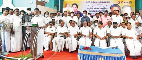 கடலூரில் அதிமுக தேர்தல் பிரச்சாரக் கூட்டத்தில் உரையாற்றும் கட்சியின் ஒருங்கிணைப்பாளர் ஓ.பன்னீர் செல்வம்.