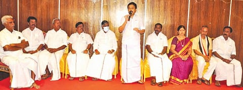 திண்டிவனத்தில் கடந்த 6-ம் தேதி நடைபெற்ற அதிமுக நிர்வாகிகள் கூட்டத்தில் மாவட்ட செயலாளரான முன்னாள் அமைச்சர் சிவி சண்முகம் பேசுகிறார். இக்கூட்டத்தில் மேடையில் அமர வைக்கப்பட்ட கே.வி.என்.சாவித்திரி.