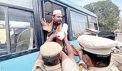 கோவை போத்தனூர் பகுதியில் நேற்று முன்தினம் பிரச்சாரம் மேற்கொள்ளசென்ற பாஜக சிறுபான்மையினர் பிரிவு தேசியச் செயலாளர் வேலூர் இப்ராஹிமை தடுத்து நிறுத்தி கைது செய்த போலீஸார்.