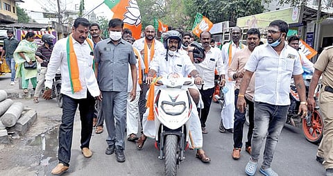 சென்னை மாநகராட்சி 99-வது வார்டில் போட்டியிடும் பாஜக வேட்பாளர் பிரசாத்தை ஆதரித்து, மத்திய தகவல் ஒலிபரப்புத் துறை இணை அமைச்சர் எல்.முருகன், புரசைவாக்கம் கங்காதீஸ்வரர் கோயில் பகுதியில் இருசக்கர வாகனத்தில் சென்று வாக்கு சேகரித்தார். படம்: க.பரத்