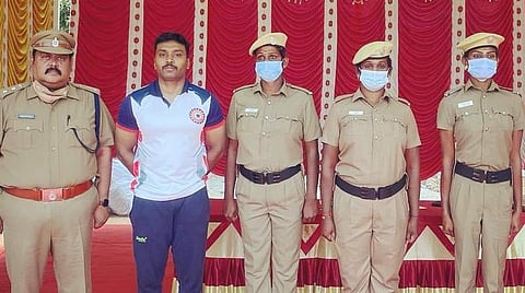 படம் விளக்கம் :



இரண்டு வார பயிற்சி முடிந்து, கோவை மாவட்ட ஊர்க்காவல் படையில் சேர்க்கப்பட்ட மூன்றாம் பாலினத்தைச் சேர்்ந்த மூன்று பேர், மாவட்ட காவல் கண்காணிப்பாளர் செல்வநாகரத்தினத்தை (சாதாரண உடையில் இருப்பவர்) சந்தித்து வாழ்த்து பெற்றனர்.