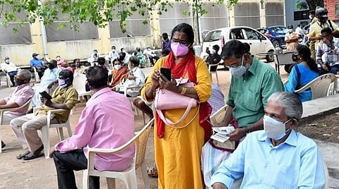 கரோனா பாதிப்பு 44,877 ஆக குறைவு: சிகிச்சையில் உள்ளோர் எண்ணிக்கையும் 5.37 லட்சமாக சரிவு