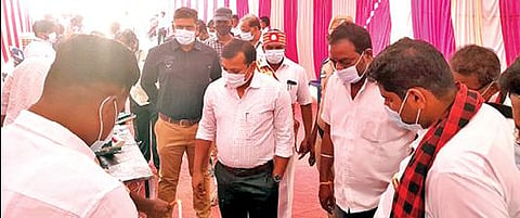 திருப்பத்தூர் நகராட்சி அலுவலகத்தில் வாக்குப்பதிவு இயந்திரங்களில் வேட்பாளர்களின் பெயர், சின்னம் பொருத்தும் பணிகளை நேற்று ஆய்வு செய்த ஆட்சியர் அமர் குஷ்வாஹா.
