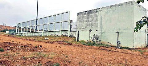 ‘சர்வதேச தரம்’ வாய்ந்த ஹாக்கி மைதானத்தின் பரிதாபம்; ரசிகர்கள் அமர கேலரி இல்லை, விளக்குகளுக்கு மின் இணைப்பு இல்லை: வீரர்கள் உடைமாற்றும் அறை, தண்ணீர் வசதியும் செய்து தர வலியுறுத்தல்
