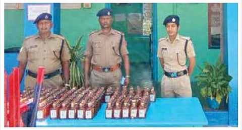 புதுச்சேரி ரயில் நிலையத்தில் பறிமுதல் செய்யப்பட்ட மதுபாட்டில்களுடன் ரயில்வே போலீஸார்.