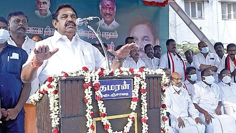 சேலம் கோட்டை பகுதியில் நடந்த நகர்ப்புற உள்ளாட்சித் தேர்தல் பிரச்சார கூட்டத்தில், அதிமுக வேட்பாளர்களை ஆதரித்து அதிமுக இணை ஒருங்கிணைப்பாளர் பழனிசாமி பேசினார். படம் : எஸ்.குரு பிரசாத்