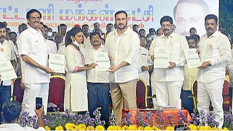 சென்னை மாநகராட்சித் தேர்தலில் பாமக சார்பில் போட்டியிடும் 200 வேட்பாளர்களை மயிலை மாங்கொல்லையில் நேற்று நடைபெற்ற கூட்டத்தில் அறிமுகம் செய்துவைத்து,  தேர்தல் வாக்குறுதிப் புத்தகத்தை வெளியிட்டார் அக்கட்சியின் இளைஞரணித் தலைவர் அன்புமணி.படம்: க.பரத்