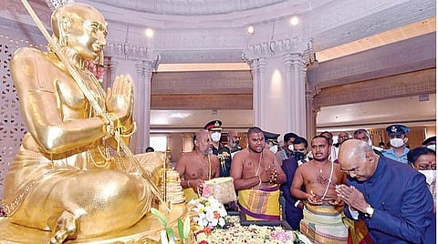 தங்க ராமானுஜர் சிலையை நேற்று திறந்து வைத்து வழிபட்ட குடியரசு தலைவர் ராம்நாத் கோவிந்த். படம்:பிடிஐ