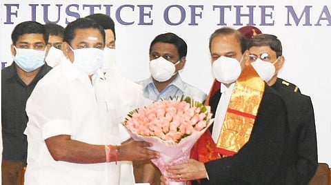 சென்னை உயர் நீதிமன்ற தலைமை நீதிபதியாக பதவியேற்ற முனீஸ்வர் நாத் பண்டாரியை நேரில் சந்தித்து வாழ்த்து தெரிவிக்கும் அதிமுக இணை ஒருங்கிணைப்பாளர் எடப்பாடி பழனிசாமி.