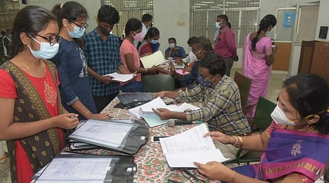 வேலூர் அரசு மருத்துவக்கல்லூரி மருத்துவமனையில் மருத்துவ படிப்பிற்கான மாணவர் சேர்க்கையையொட்டி, சான்றிதழ் சரிபார்ப்பு நடைபெற்றது. படம்: வி.எம்.மணிநாதன்.