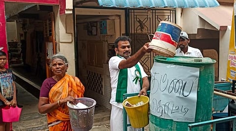 ’வென்ற பிறகும் குப்பை சேகரிப்பேன்’ - மதுரையில் வீடு வீடாக குப்பை சேகரித்து பிரச்சாரம் செய்யும் சுயேச்சை வேட்பாளர்