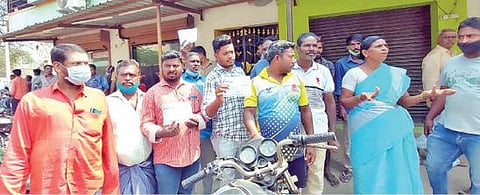 ஆம்பூரில் தனியார் நிதி நிறுவனத்தை நேற்று முற்றுகையிட்டு போராட்டத்தில் ஈடுபட்ட பொதுமக்கள்.