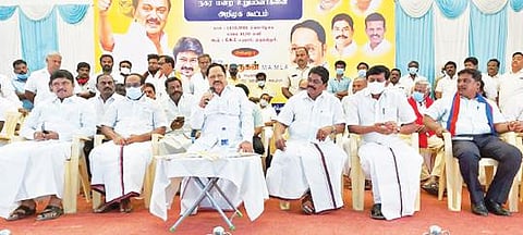 திருப்பத்தூரில் நகர்ப்புற உள்ளாட்சி தேர்தலை முன்னிட்டு திமுக கூட்டணி கட்சி வேட்பாளர்களின் அறிமுகக்கூட்டத்தில் பேசும் நீர்வளத்துறை அமைச்சர் துரைமுருகன்.