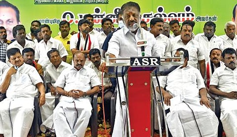 தூத்துக்குடியில் அதிமுக சார்பில் நடைபெற்ற பிரச்சார கூட்டத்தில் அக்கட்சியின் ஒருங்கிணைப்பாளர் ஓ.பன்னீர்செல்வம் பேசினார். 				 		 படம்: என்.ராஜேஷ்