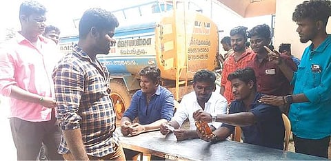 சிவகங்கை அருகே கீழகண்டனியில் நடந்த  திருமண விழாவில் ஆதார் அட்டையை காட்டி மதுபாட்டில் வாங்கிச் சென்ற இளைஞர்கள்.