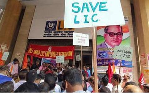 எல்ஐசி பங்குகள் விற்கப்படுவதை கண்டித்து சென்னையில் ஊழியர்கள் ஆர்ப்பாட்டம்