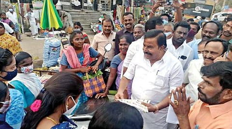 சேலம் பனமரத்துப்பட்டி வாரச்சந்தையில் பொதுமக்களிடம் துண்டு பிரசுரங்களை விநியோகித்து, திமுக வேட்பாளர்களுக்கு அமைச்சர் கே.என்.நேரு வாக்கு சேகரித்தார்.
