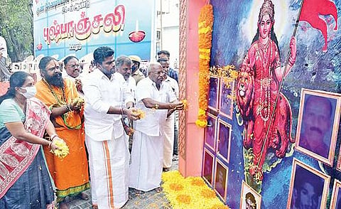 குண்டு வெடிப்பில் உயிரிழந்தவர்களின் படங்களுக்கு மலர் தூவி அஞ்சலி செலுத்திய தமிழக பாஜக தலைவர் அண்ணாமலை, மகளிரணி தேசிய தலைவர் வானதி சீனிவாசன், இந்து முன்னணி மாநில தலைவர் காடேஸ்வரா சி.சுப்ரமணியம் உள்ளிட்டோர்.