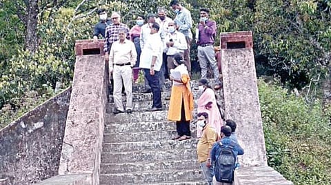 முல்லைப் பெரியாறு அணையை ஆய்வு செய்யும் கேரள அதிகாரிகள்.
