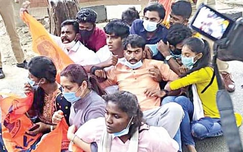 முதல்வர் ஸ்டாலின் வீட்டை முற்றுகையிட முயன்ற ஏபிவிபி அமைப்பினர்.