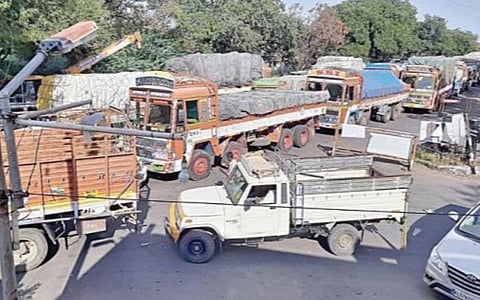 'மேல்மட்ட சாலை அமைக்கலாம்' - திம்பம் மலைப்பாதை வாகனப் போக்குவரத்துக்கு தடை தொடரும்: உயர் நீதிமன்றம் திட்டவட்டம்