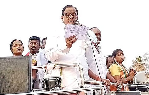 கானாடுகாத்தான் பேரூராட்சியில் பிரச்சாரம் செய்த முன்னாள் மத்திய அமைச்சர் ப.சிதம்பரம்.