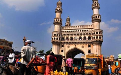 ஹைதராபாத்தின் சார்மினார் அருகே சுரங்கப்பாதை ஆராய்ச்சி பணிகளை தடுத்து நிறுத்திய ஒவைசி கட்சியினர்
