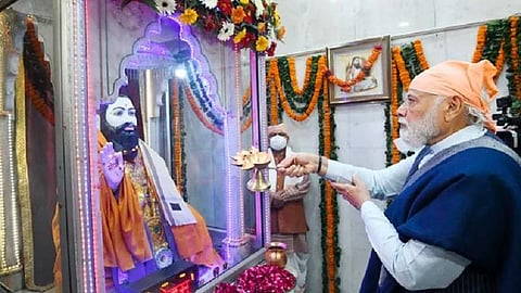 குரு ரவிதாஸ் ஜெயந்தி: டெல்லி கோயிலில் பிரதமர் மோடி தரிசனம்; பக்தர்களுடன் கீர்த்தனையில் பங்கேற்பு