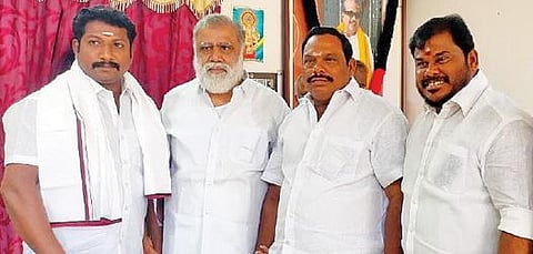 அமைச்சர் ஐ.பெரியசாமி முன்னிலையில் திமுகவில் இணைந்த திண்டுக்கல் மாநகராட்சி 1-வது வார்டு அதிமுக வேட்பாளர் முத்துப்பாண்டி.