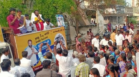 திண்டுக்கல் மாநகராட்சி 2-வது வார்டில் சுயேட்சை வேட்பாளரை ஆதரித்து பிரச்சாரம் செய்யும் நாட்டுப்புற பாடகர்கள் செந்தில்கணேஷ், ராஜலட்சுமி. 