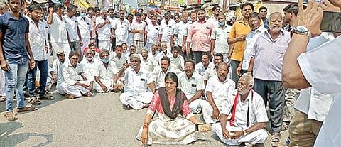 குடும்ப தலைவிக்கு மாதம் ஆயிரம் ரூபாய் வழங்குவதற்கான விண்ணப் பத்தை திமுகவினர் வழங்கியதாக கூறி சேத்துப்பட்டில் சாலை மறியலில் ஈடுபட்ட அதிமுகவினர்.