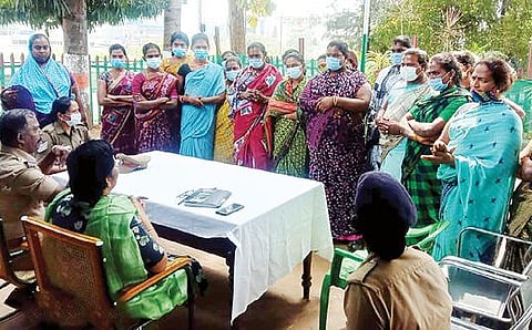 ஜோலார்பேட்டை ரயில் நிலையத்தில் மூன்றாம் பாலினத்தினர்களுக்கு ரயில்வே காவல் துறையினர் அறிவுரை வழங்கினர்.