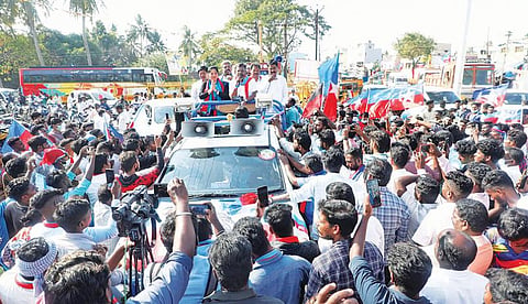 கடலூர் செம்மண்டலம் பகுதியில் விடுதலைச்சிறுத்தைகள் கட்சி தலைவர் தொல்.திருமாவளவன் எம்பி பிரச்சாரம் செய்தார்.
