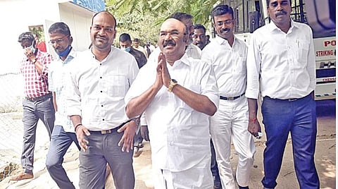 உள்ளாட்சி தேர்தலில் விதிமீறல்கள் நடைபெறுவதாக புகார் தெரிவித்து, மாநகர காவல் ஆணையர் அலுவலகத்தில் நேற்று புகார் அளிக்க வந்த அதிமுக முன்னாள் அமைச்சர் டி.ஜெயக்குமார். படம்: ம.பிரபு