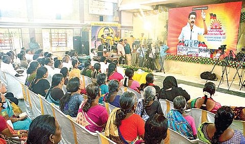 திருநெல்வேலி மாவட்டத்தில் நகர்ப்புற உள்ளாட்சித் தேர்தலில் போட்டி யிடும் திமுக மற்றும் கூட்டணி கட்சி வேட்பாளர்களை ஆதரித்து காணொலி மூலம் முதல்வர் மு.க.ஸ்டாலின் பிரச்சாரம் மேற்கொண்டார்.  படம்: மு.லெட்சுமி அருண்