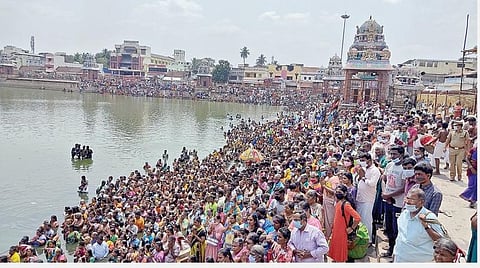 மாசிமக விழாவையொட்டி கும்பகோணம் மகாமகக் குளத்தில் நடைபெற்ற தீர்த்தவாரியின்போது, புனித நீராடுவதற்காக குளத்தின் கரையில் காத்திருந்த பக்தர்கள்.