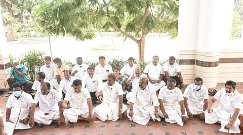 கோவை ஆட்சியர் அலுவலகம் முன்பு தர்ணாவில் ஈடுபட்ட அதிமுகவினர். | படங்கள்: ஜெ.மனோகர்