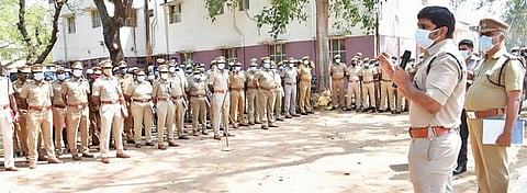 தேர்தல் பணியில் ஈடுபடும் காவலர்களுக்கு அறிவுரை வழங்கும் கடலூர் காவல் கண்காணிப்பாளர் சக்தி கணேசன்.