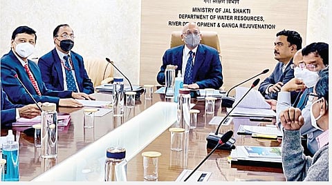 டெல்லியில் நேற்று கோதாவரி, கிருஷ்ணா, காவிரி நதிகள் இணைப்பு குறித்து ஆலோசனை கூட்டம் மத்திய அரசின் ஜல்சக்தித்துறை செயலர் பங்கஜ் குமார் தலைமையில் நடைபெற்றது.