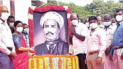 சுதந்திர போராட்ட வீரர் ‘சிந்தனைச் சிற்பி’ ம.சிங்காரவேலரின் 163-வது பிறந்த தினத்தையொட்டி, சென்னை ஆட்சியர் அலுவலக வளாகத்தில் அமைந்துள்ள அவரது சிலைக்கு அருகில் வைக்கப்பட்டிருந்த படத்துக்கு தமிழக அரசு சார்பில் சுகாதாரத் துறை அமைச்சர் மா.சுப்பிரமணியன் மலர்தூவி மரியாதை செலுத்தினார். உடன் தமிழ் வளர்ச்சி மற்றும் செய்தித் துறை செயலர் மகேசன் காசிராஜன், சென்னை மாவட்ட ஆட்சியர் ஜெ.விஜயா ராணி, செய்தி மக்கள் தொடர்புத் துறை இயக்குநர் வீ.ப.ஜெயசீலன் உள்ளிட்டோர். படம்: ம.பிரபு