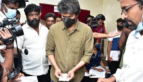 நடிகர் விஜய் நீலாங்கரை வாக்குச்சாவடியில் வாக்களிப்பு