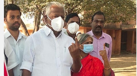 திமுகவில் வாரிசுகள் ஆணவத்துடன் செயல்படுகின்றனர் - வாக்களித்த பின் கே.பி.முனுசாமி பேட்டி