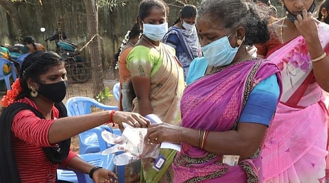 கடலூர் மாநகராட்சி 3வார்டில் உள்ள வாக்குசாவடிகளில் வாக்களிக்க  சென்ற வாக்காளர்களுக்கு உடல் வெப்ப பரிசோதனை செய்யப்படுகிறது.