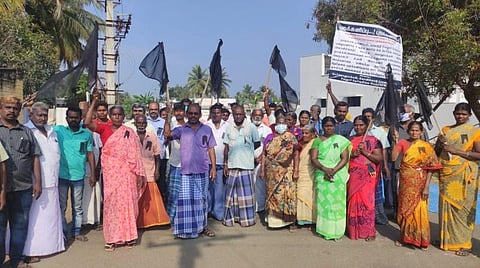 பரமத்திவேலூர் பேரூராட்சி குப்புச்சிபாளையம் 2-வது வார்டு மக்கள் தேர்தல் புறக்கணிப்பு செய்து கறுப்புக்கொடி ஏந்தி போராட்டத்தில் ஈடுபட்டனர்.