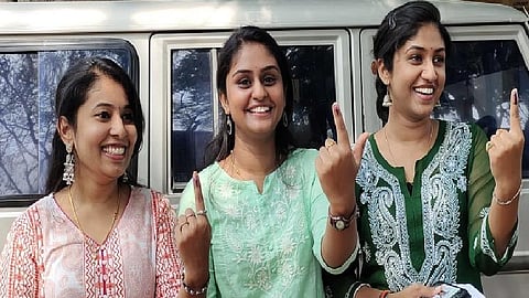 விருதுநகரில் ஆர்வத்துடன் வாக்களித்த இளம் வாக்காளர்கள் | படம்: இ.மணிகண்டன்.
