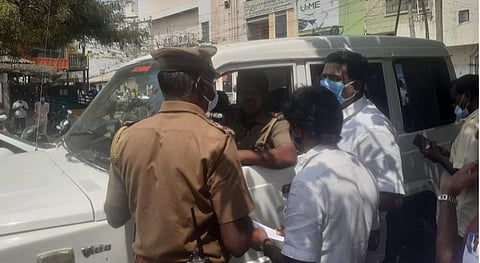 கரூர் கோட்டைமேடுமாநகராட்சி உயர்நிலைப் பள்ளியில் வாக்குச்சாவடிக்குள் வாக்கு சேகரித்தவரிடம் கரூர் நகர இன்ஸ்பெக்டர்செந்தூர்பாண்டியன் விசாரணை நடத்துகிறார்.