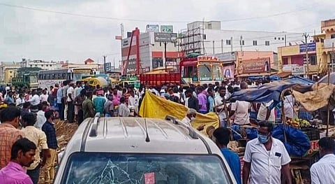 நெய்வேலி இந்திராநகர் அருகே கார் மோதி படுகாயம் அடைந்தவர்களை பொதுமக்கள் 108 ஆம்புலன்ஸில் ஏற்றி அனுப்பி வைத்தனர்.