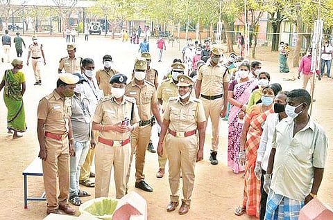 நாட்றாம்பள்ளி அரசு மேல்நிலை பள்ளியில் வாக்குப்பதிவு நடைபெறுவதை நேற்று ஆய்வு செய்த வேலூர் சரக டிஐஜி ஆனி விஜயா. அருகில், வாணியம் பாடி டிஎஸ்பி சுரேஷ்பாண்டியன் உள்ளிட்டோர்.படம்:ந.சரவணன்.